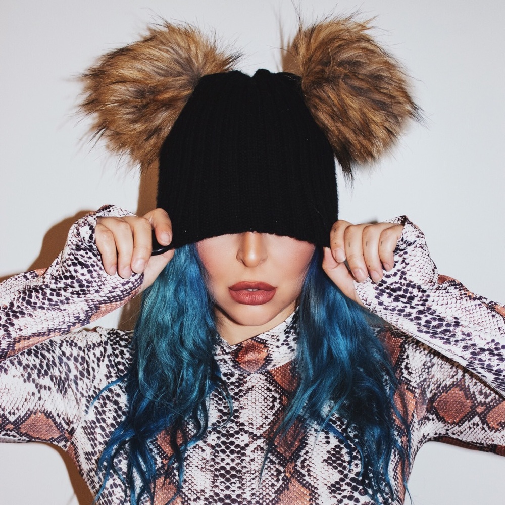 Oversized Pompoms Beanie